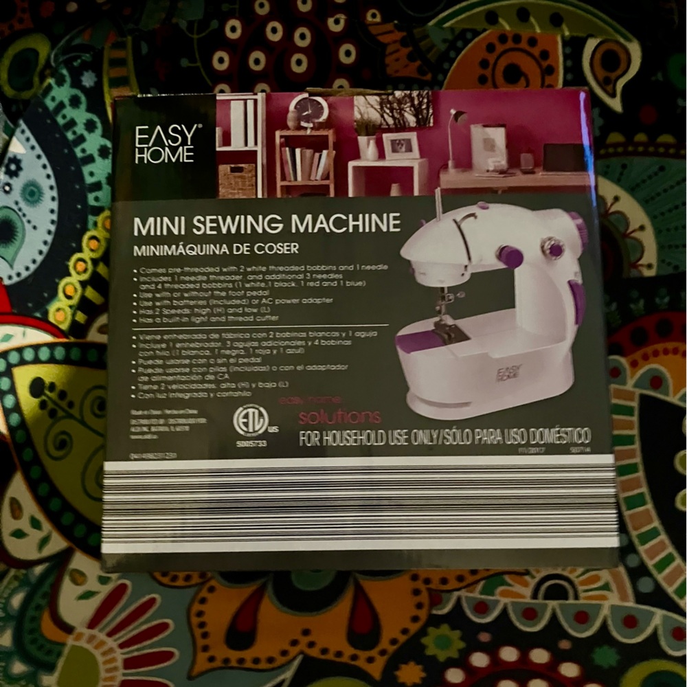 Mini Sewing Machine NWT - Picture 3 of 4